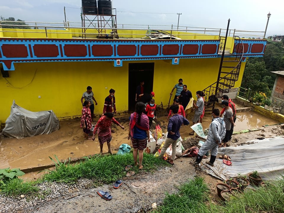 सडक निर्माण कम्पनीको लापरवाहीले ३० घरमा भेल पस्यो (भिडियो सहित)