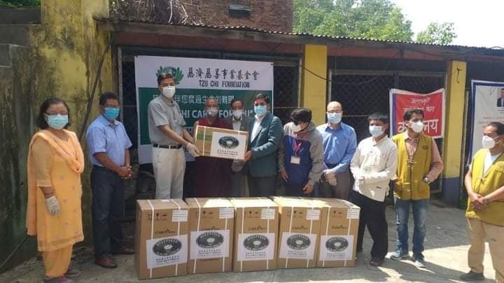 आनन्दकुटी आइसोलेसन केन्द्रलाई स्वास्थ्य सामग्री सहयोग