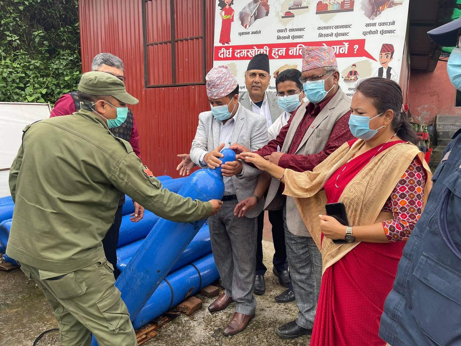 व्यवसायी मल्होत्राले सूर्यविनायक नगरपालिकालाई २० थान सिलिण्डर सहयोग गरे