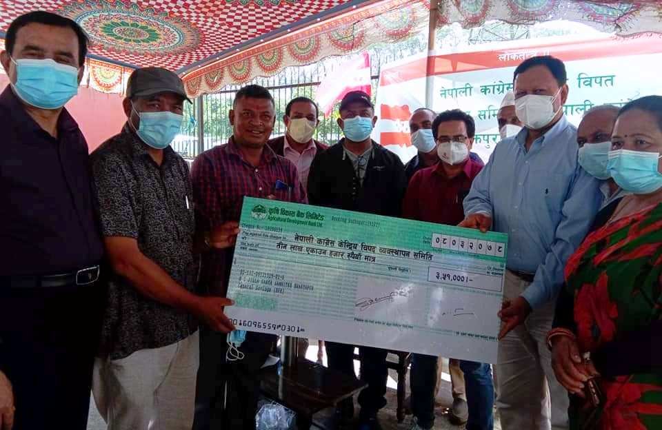 नेपाली कांग्रेस भक्तपुरले मेलम्ची र हेलम्बुलाई नगद ३ लाख ५१ हजारसहित राहत सामग्री सहयोग