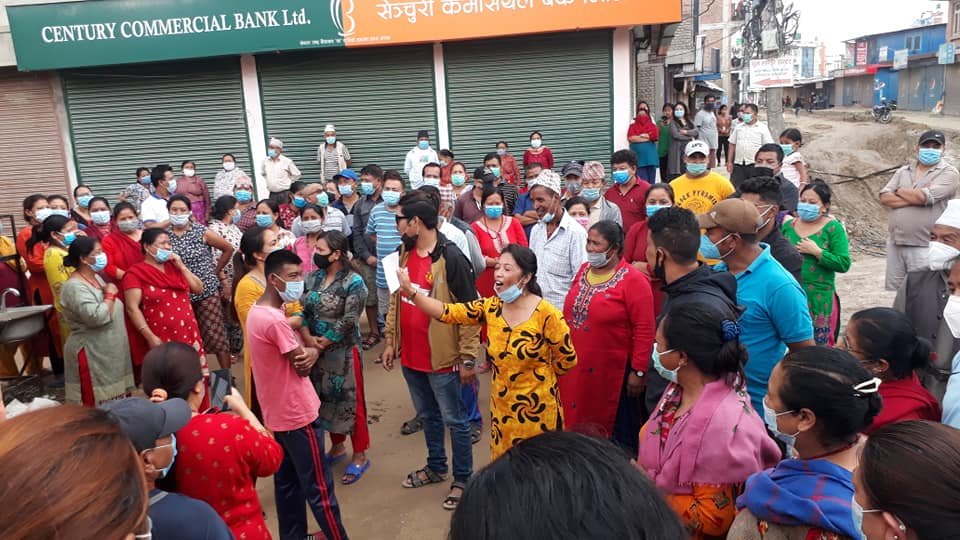 नगरपालिका आँगनैको सडक घामलाग्दा धुलाम्य, पानी पर्दा हिलाम्य– स्थानीयले कार्यालयको मुलढोका अघि नारा जुलुशसहित दिए धर्ना