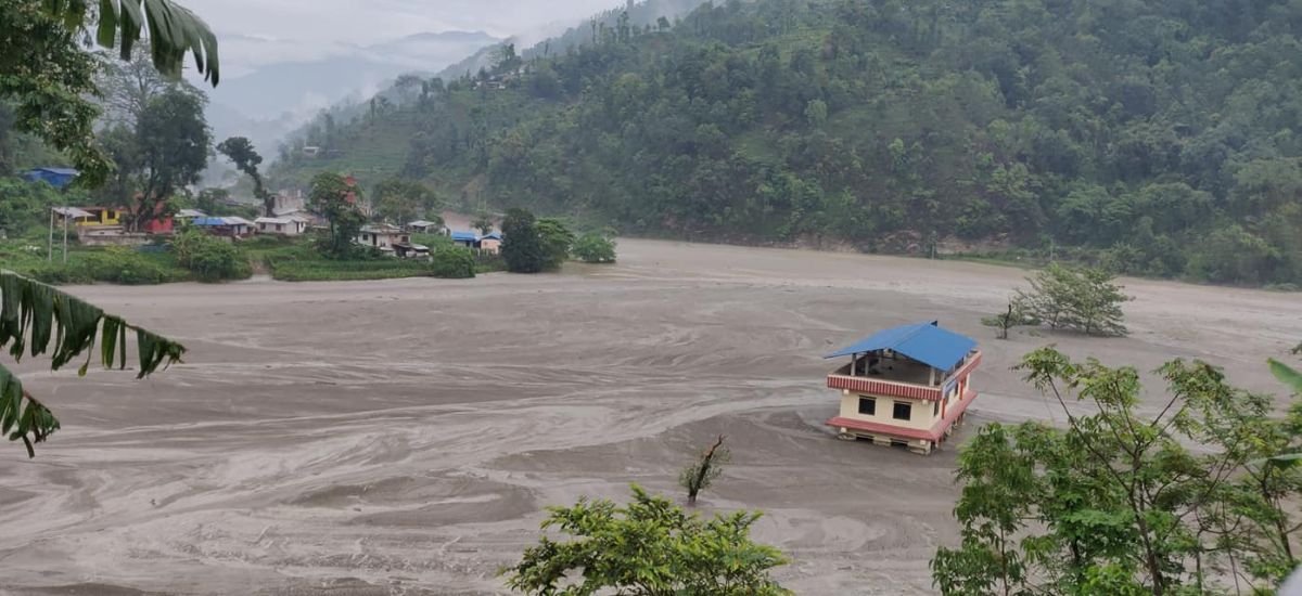 मेलम्ची र हेलम्बूलाई मध्यपुर थिमिको आर्थिक सहयोग