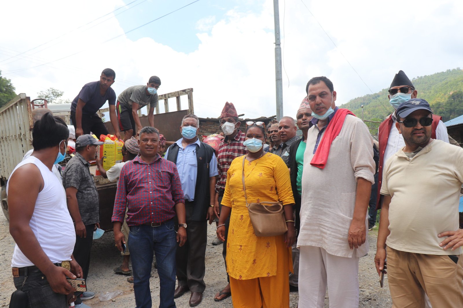 नेपाली कांग्रेस भक्तपुरद्धारा हेलम्बुमा राहत वितरण (फोटो फिचर र भिडियोसहित)