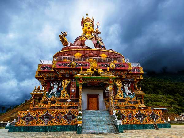 प्रख्यात  कलाकार राजकुमार शाक्यकाे अनुपम देन – विशाल बौद्ध मूर्ति – गुरु पद्मसम्भव