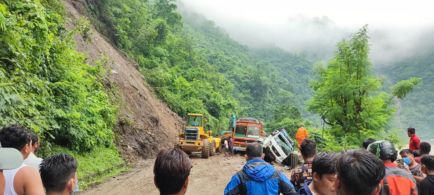 धादिङ जवाङ खोला पहिरोले ५ वटा सवारी साधन पुरिँदा २ जनाको मृत्यु